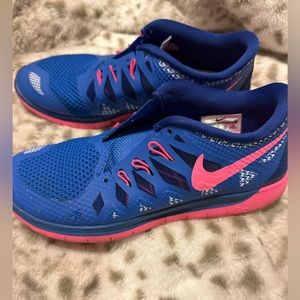 Nike Kid’s Free 5.0 Training shoes size 5.5 youth. Shoe strings missing.
